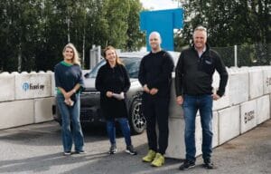Betoniblokeista rakennettu sähköautoloossi. Kuvassa vasemmalta Tuulikki Vähäoja Fusti Oy, Taija Kohvakka Betoniblokki, liro Wennberg Pirkanmaan Pelastuslaitos ja Juha Vähäoja Fusti Oy.