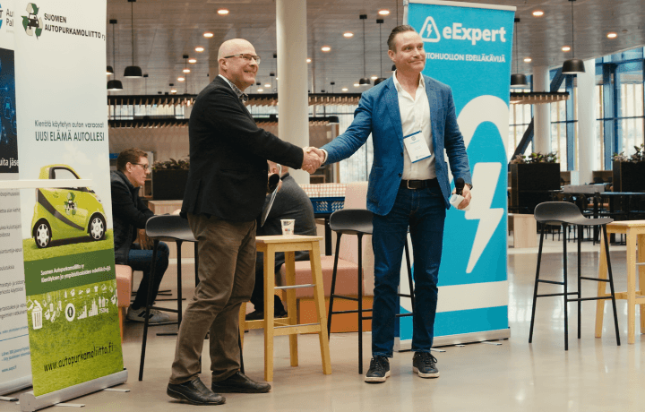 Suomen Autopurkamoliiton järjestöjohtaja Ilkka Koponen (kuvassa vasemmalla) ja Örumin Managing Director Markus Hakala (kuvassa oikealla).